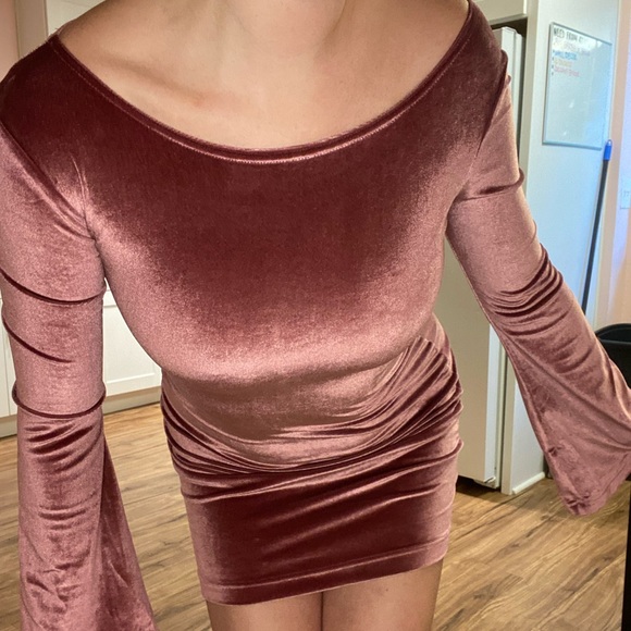 Pink/ Rose colored Velvet dress from Urban Outfitters flare sleeves boat neck - Picture 4 of 6
